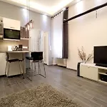 Klauzal 10 *